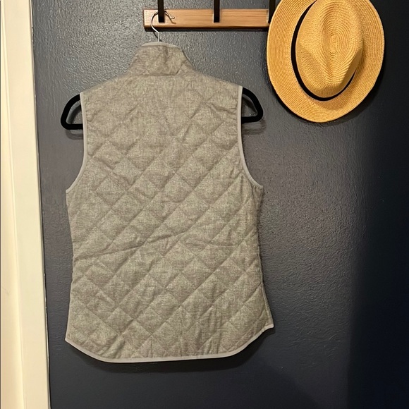 Old Navy Women’s Gray Quilted Vest with gold zipper - Picture 3 of 5